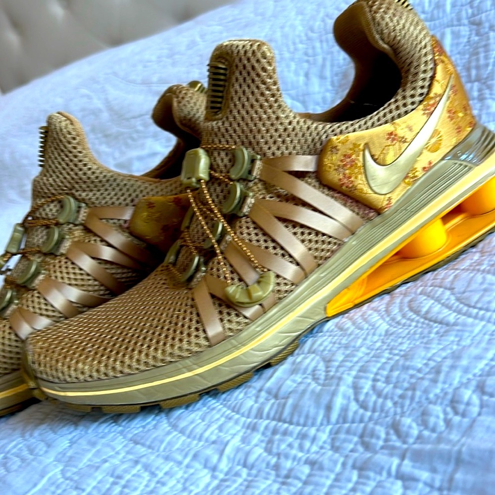 Nike Shox Gracity - AQ8554-700
METALLIC GOLD/METALLIC GOLD